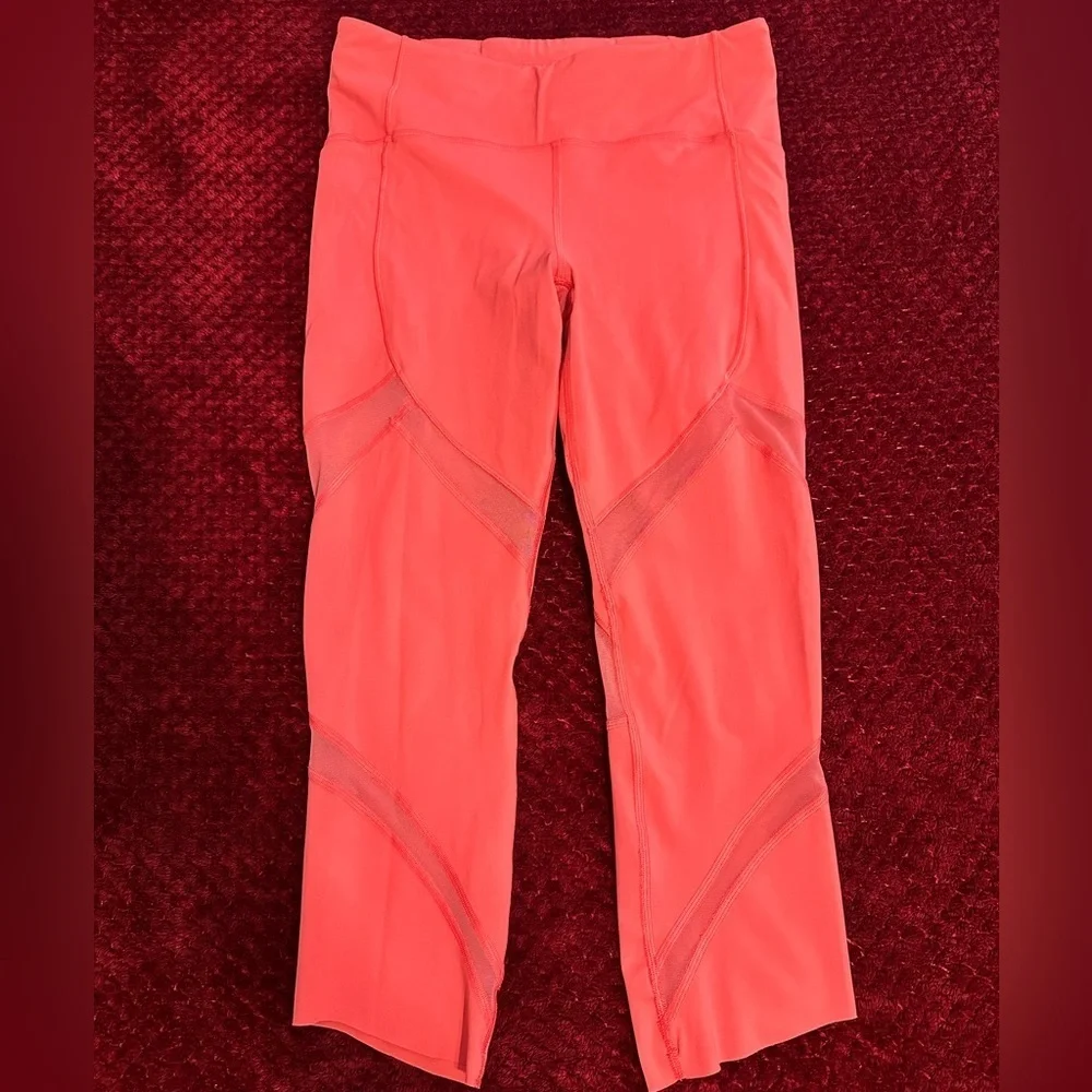 EUC Lululemon on pace 21’ cropped glossy pink leggings.Size 8